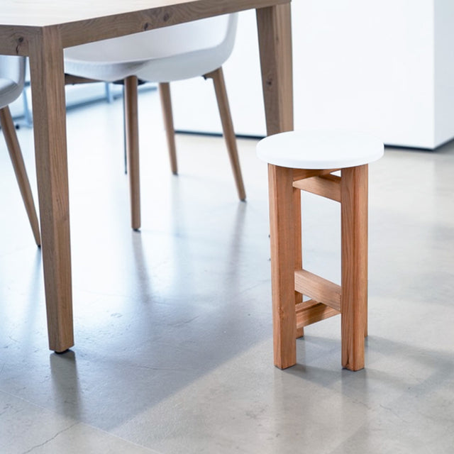 低くて小さなスツール【白】