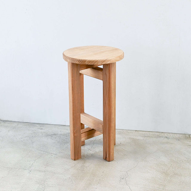 低くて小さなスツール