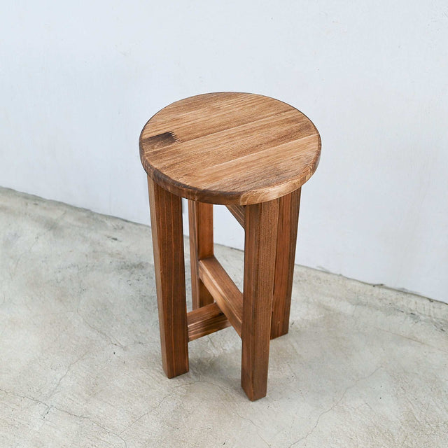 低くて小さなスツール