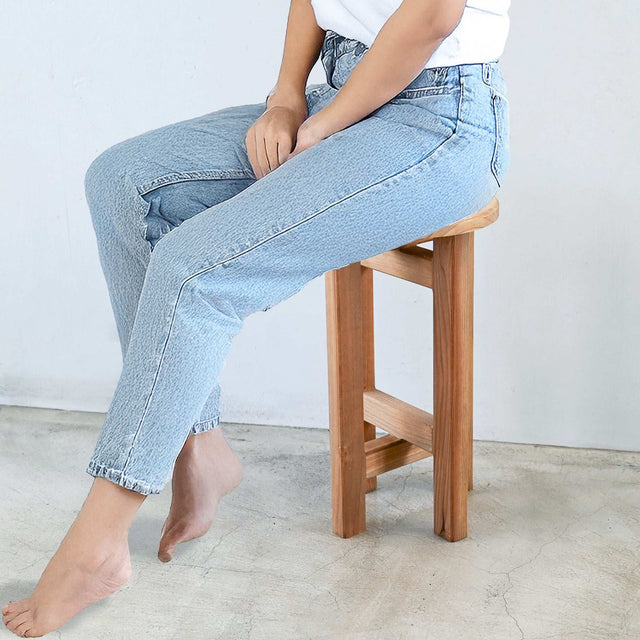 低くて小さなスツール