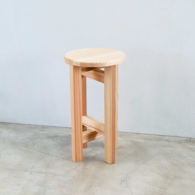 低くて小さなスツール