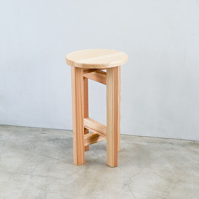 低くて小さなスツール