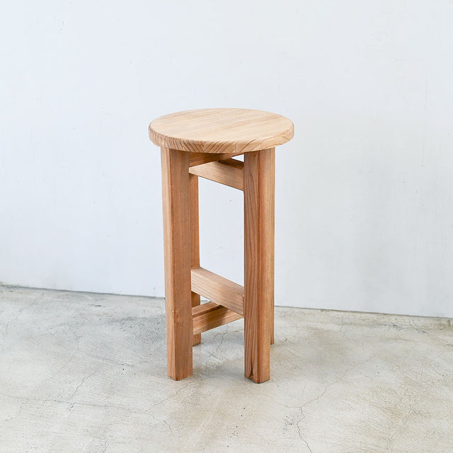 低くて小さなスツール