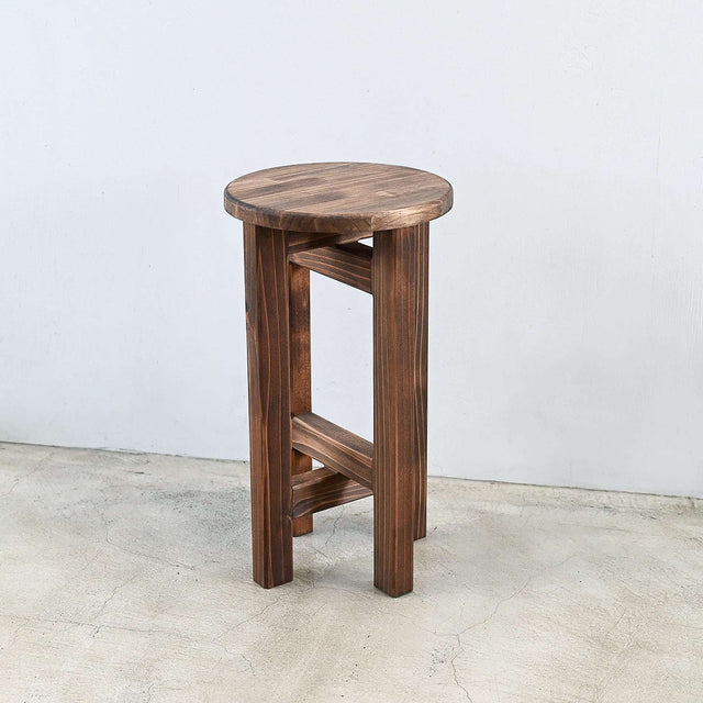 低くて小さなスツール