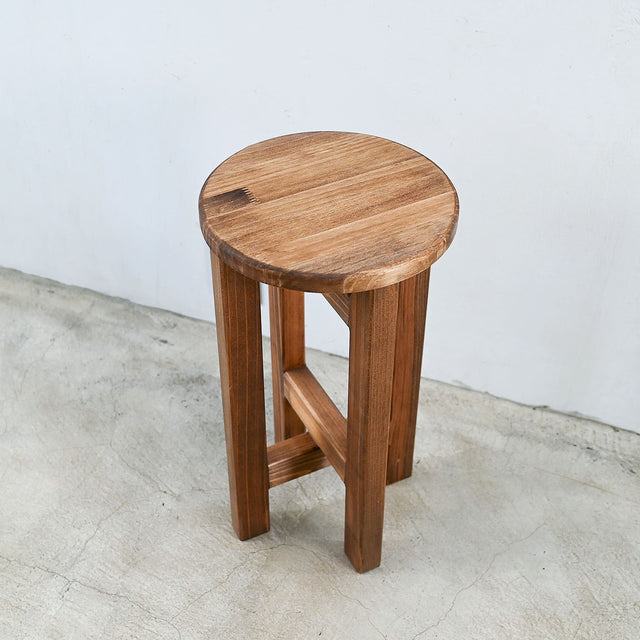 低くて小さなスツール