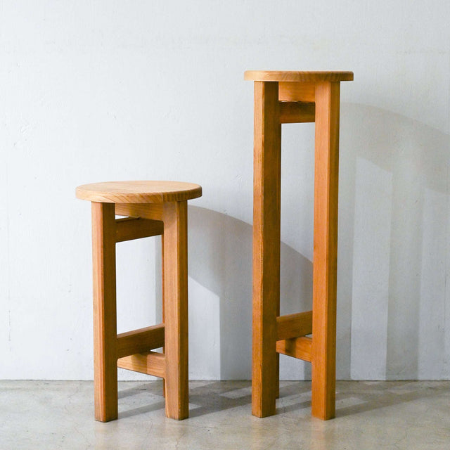 低くて小さなスツール